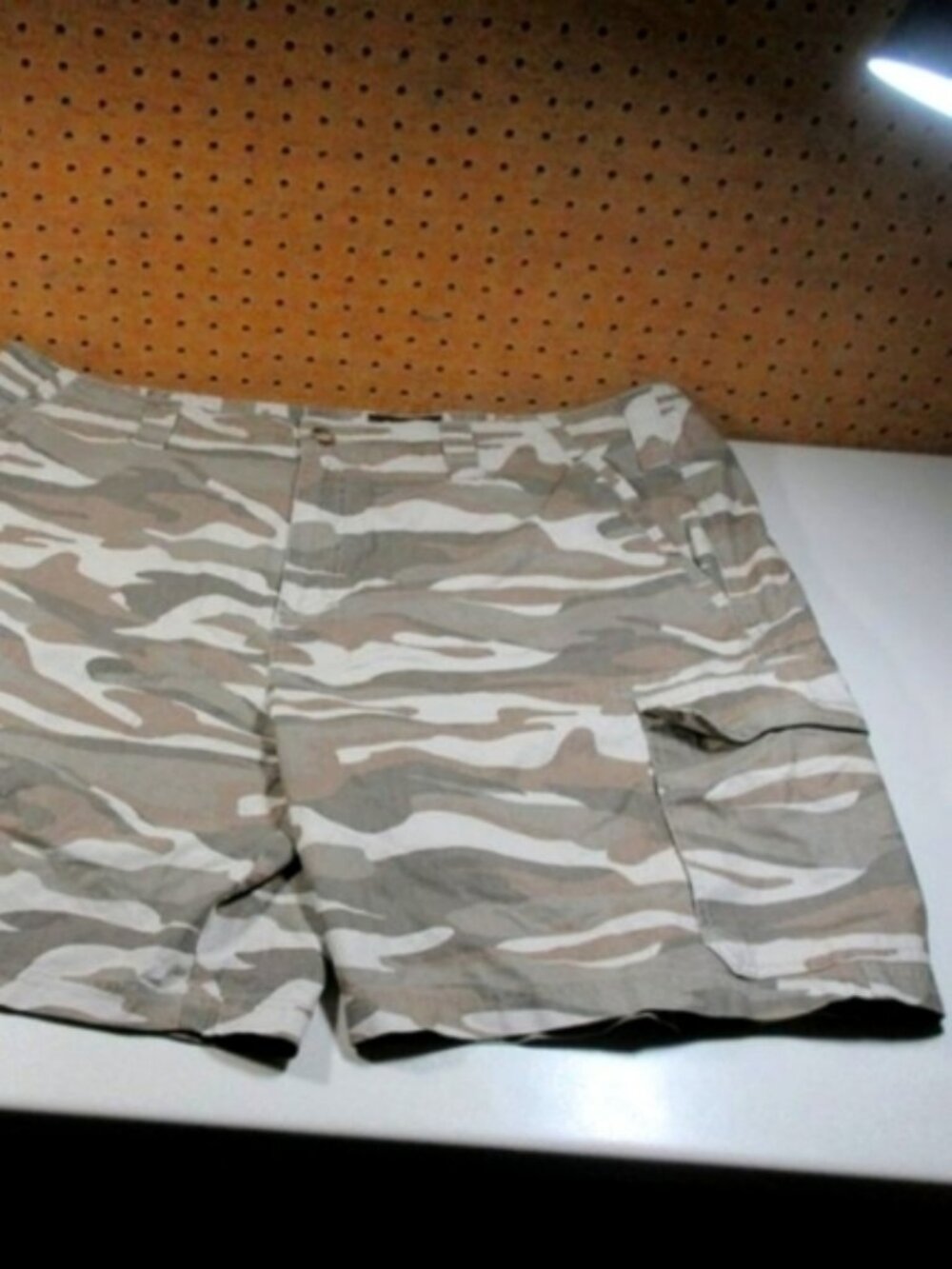 Cabelas mens brown khaki Desert camo cargo shorts 44 EUC